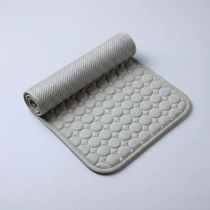Le tapis qui reste frais — même après des heures sous votre chien.